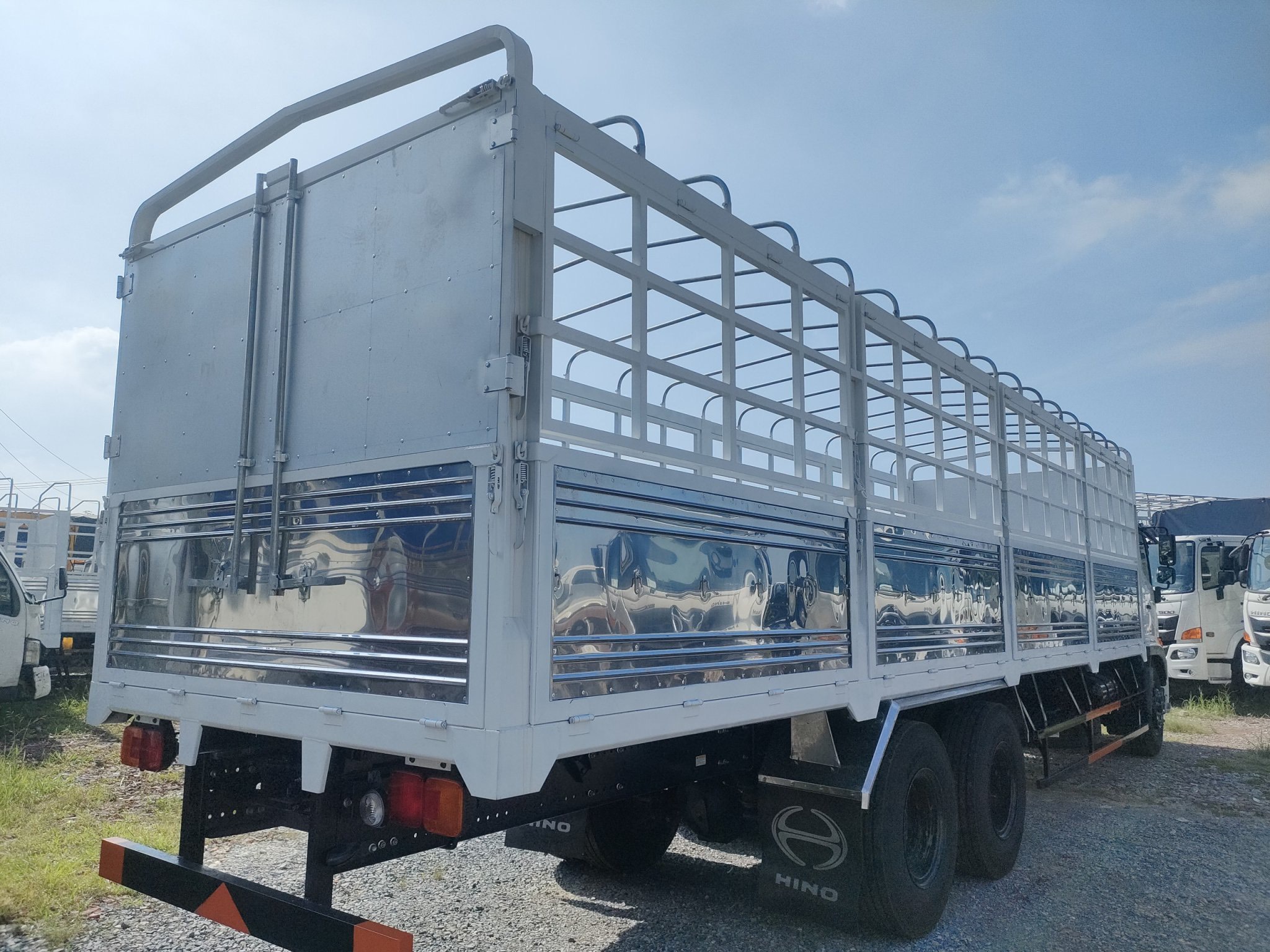 xe tải Hino 8 tấn - Hino FG8JT7A thùng dài 8,8m